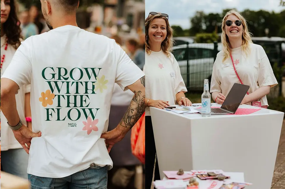 Freundliche:r Mitarbeiter:in des Unternehmens in Arbeitskleidung, lächelnd in die Kamera blickend